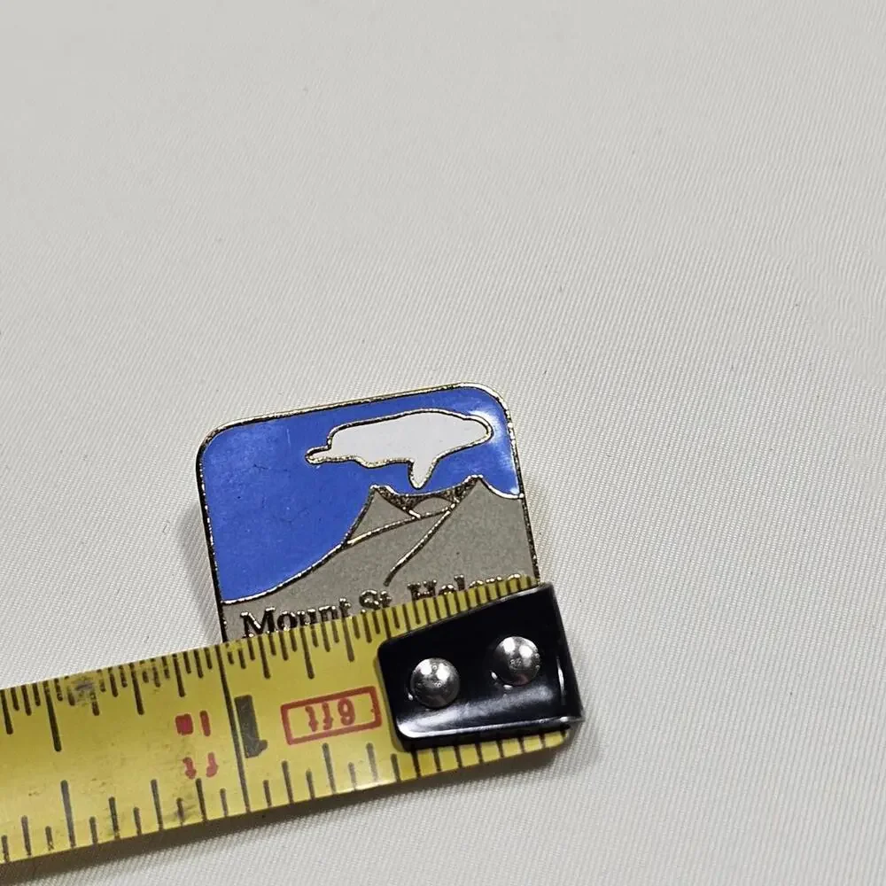 Vintage Mount Saint St. Helens National Volcanic Monument Lapel Hay Souvenir Pin - Picture 2 of 3